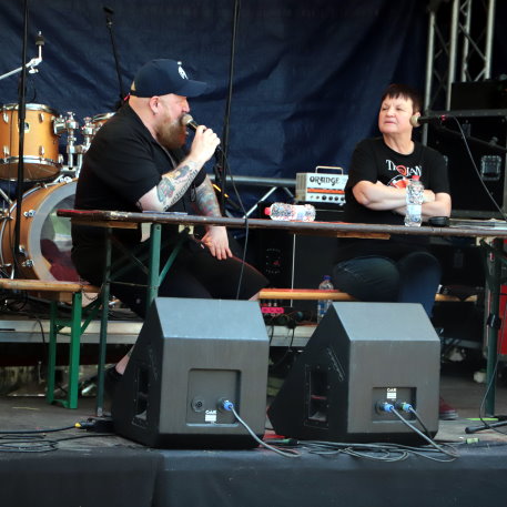Emma Steel (D) in conversation with Dr. Ring Ding (D) 27. This Is Ska Festival - Wasserburg, Rosslau - 22. Juni 2024 (6).JPG